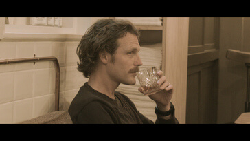 Proraso Uomo che beve un drink