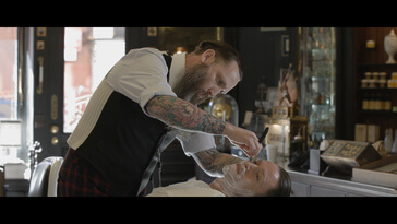 Proraso barbiere tatuato che rade