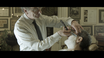 Proraso barbiere anziano che rade